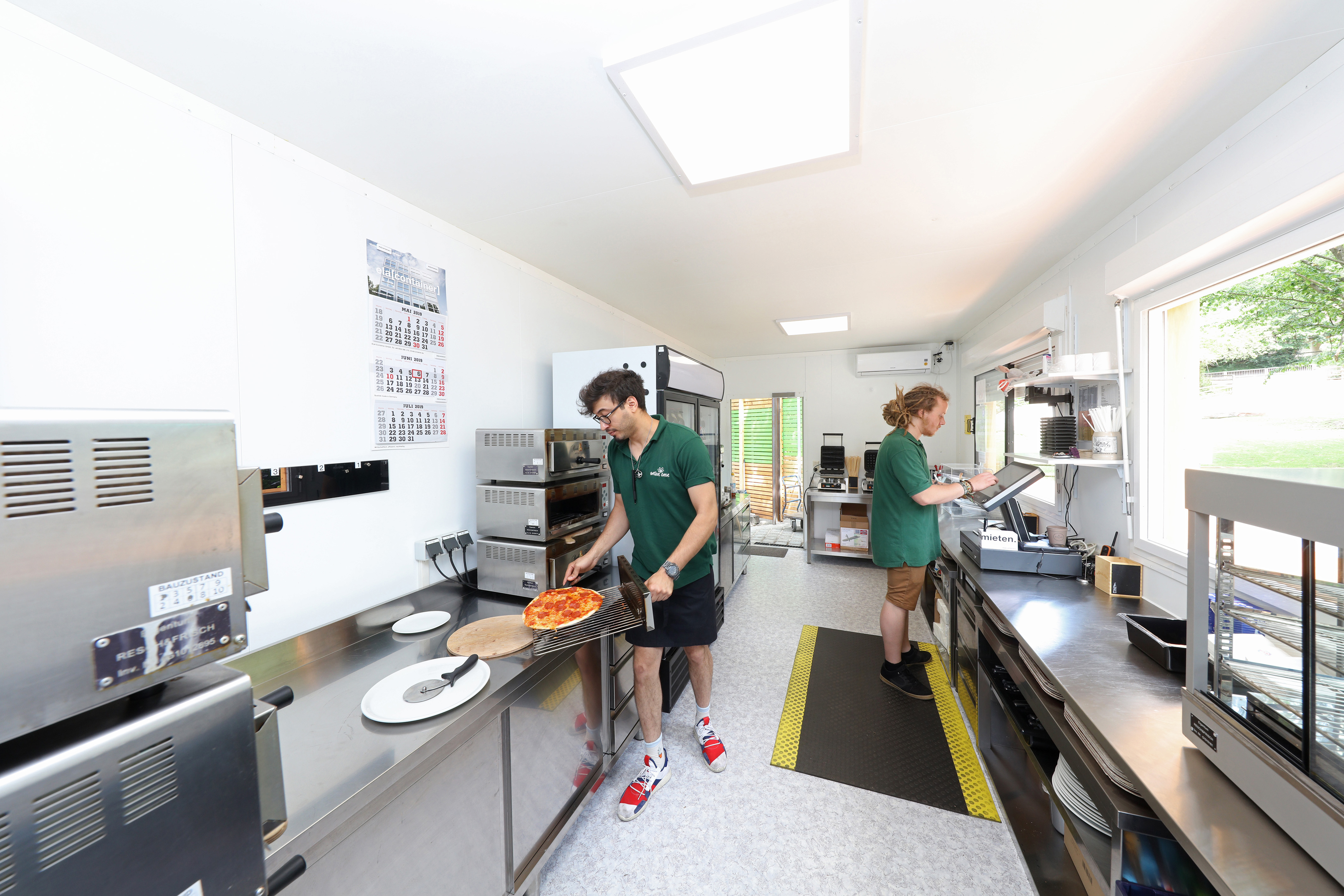 The space within the container system is optimally used for the kitchen.