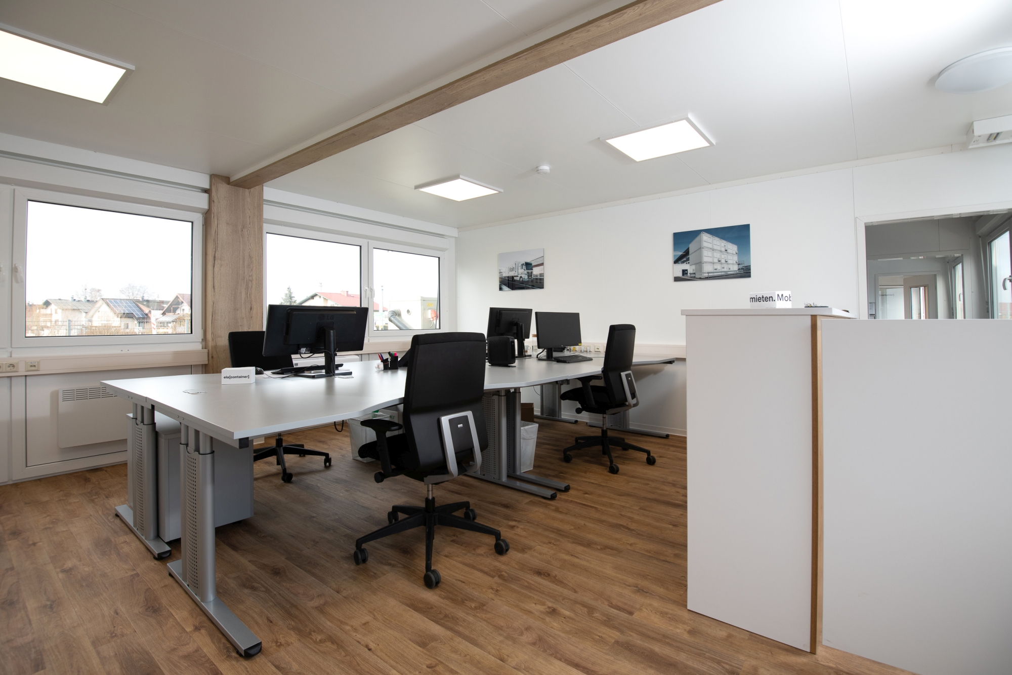 The three-metre-wide premium modules also serve as bright and friendly office spaces for ELA employees in Austria.
