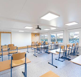 Lyse klasselokaler med klimaanlæg.